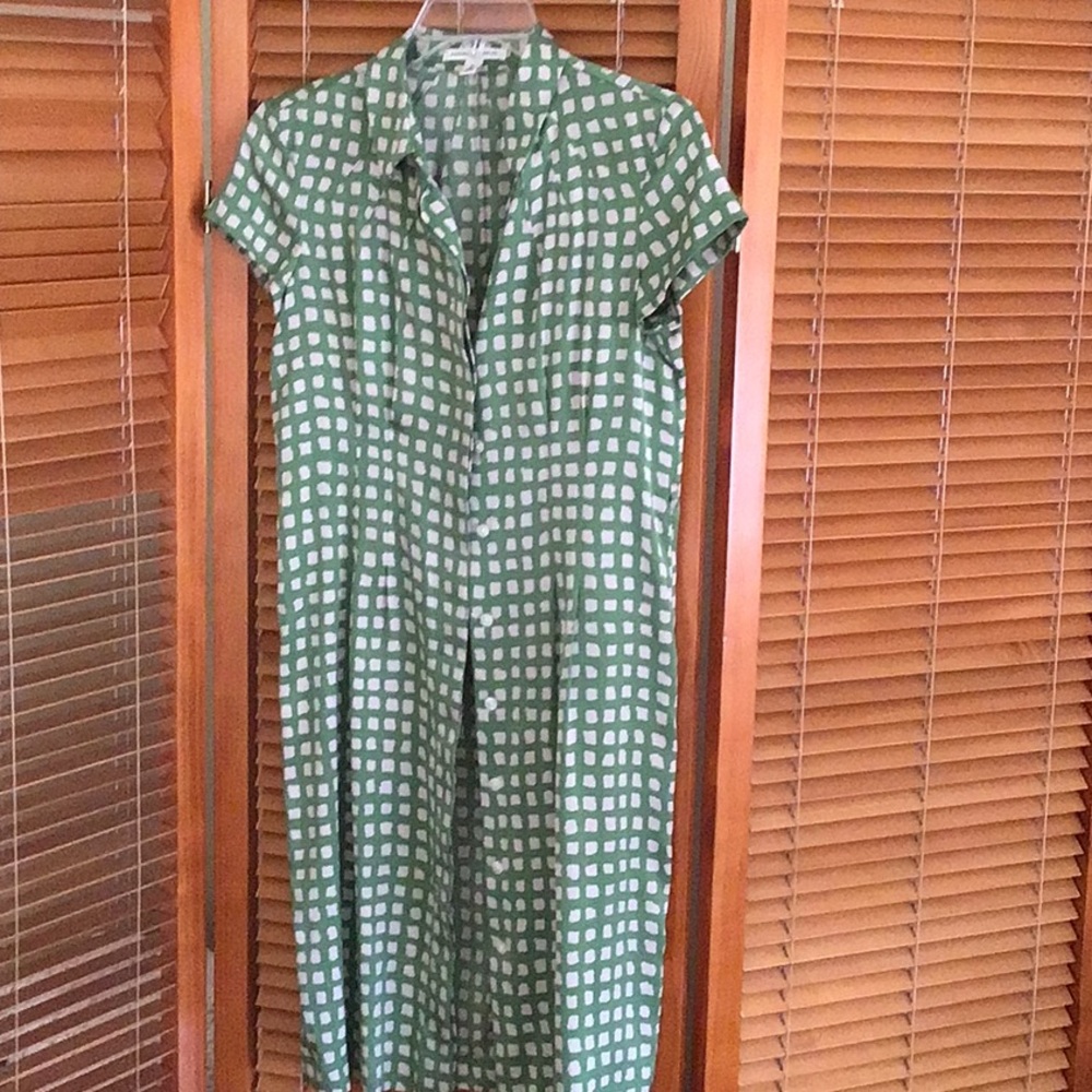 Banana Republic silk button down dress. Falls above the knee.